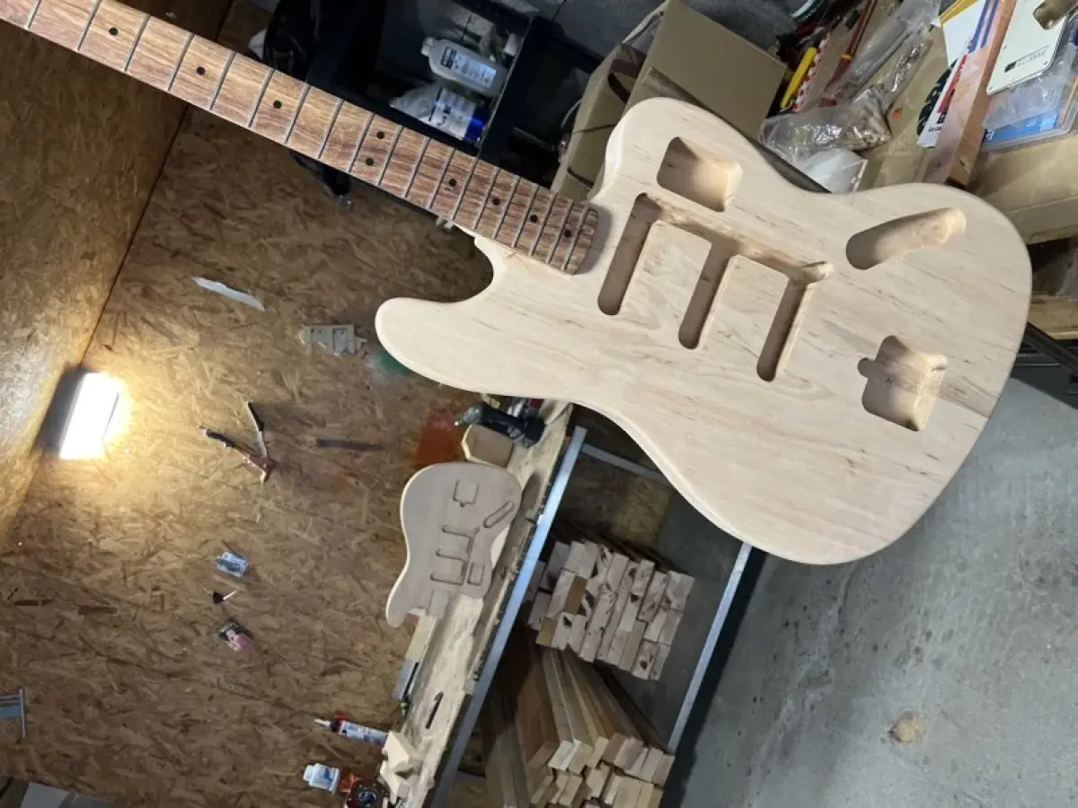 Atelier luthier guitare gaucher — vue générale